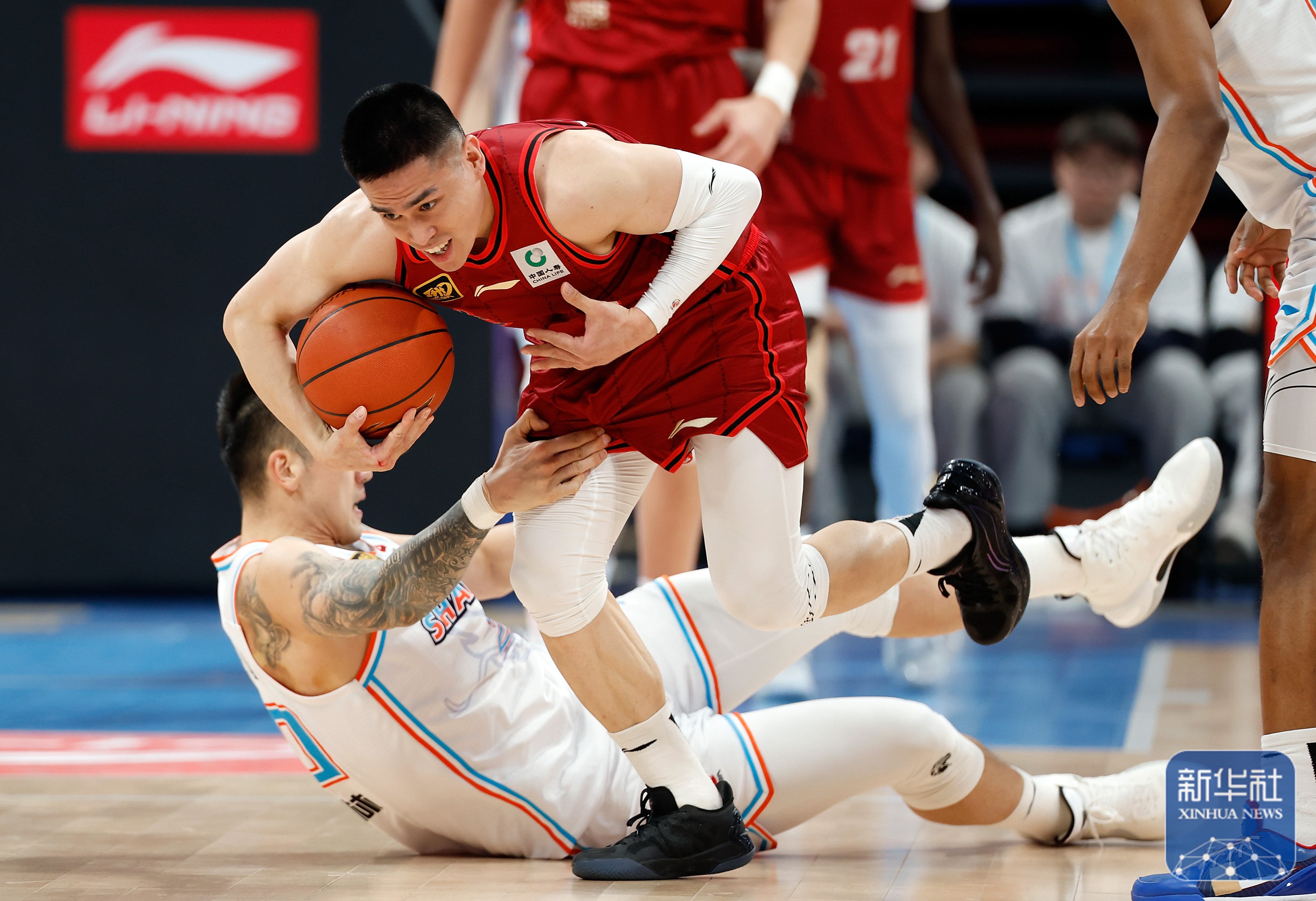爱游戏官方入口-山东队鏖战新疆队，周琦状态火热