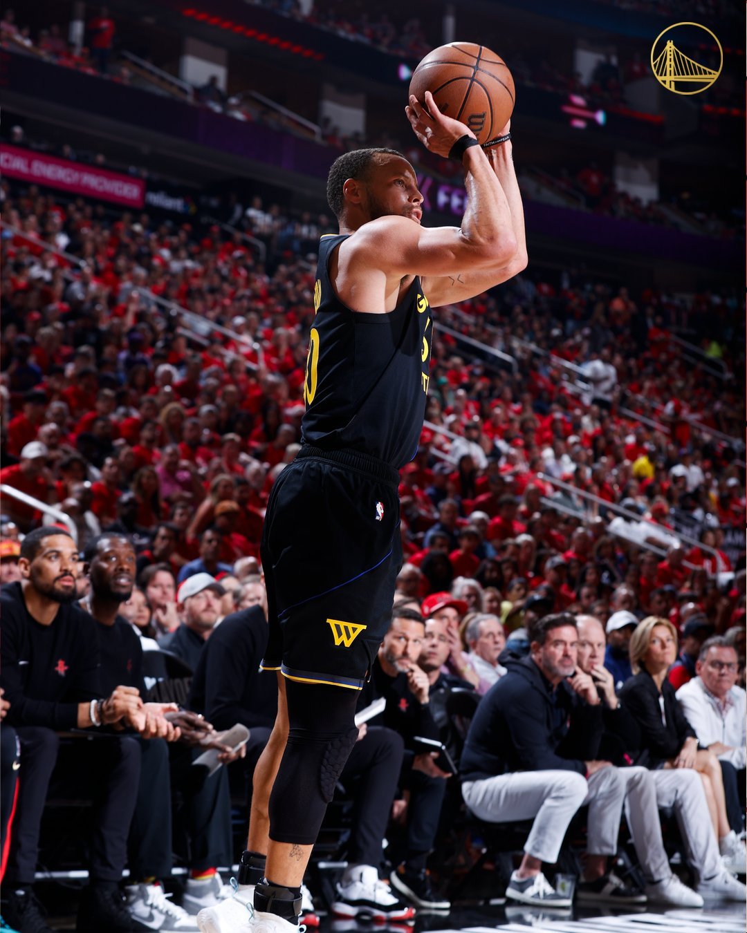 爱游戏APP-勇士碾压步行者，保罗点燃赛场